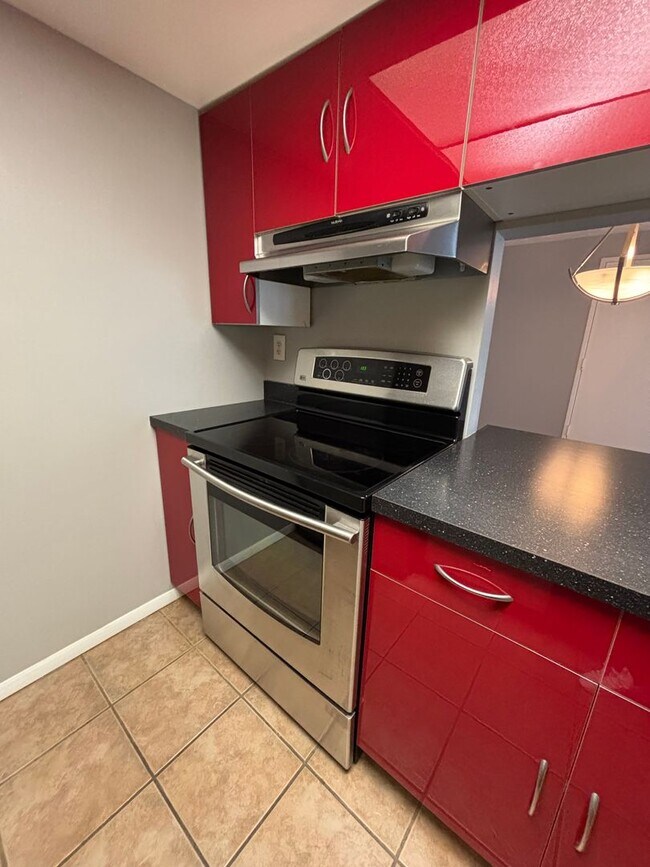 Foto del edificio - 2 Bedroom Condo in Hunting Ridge