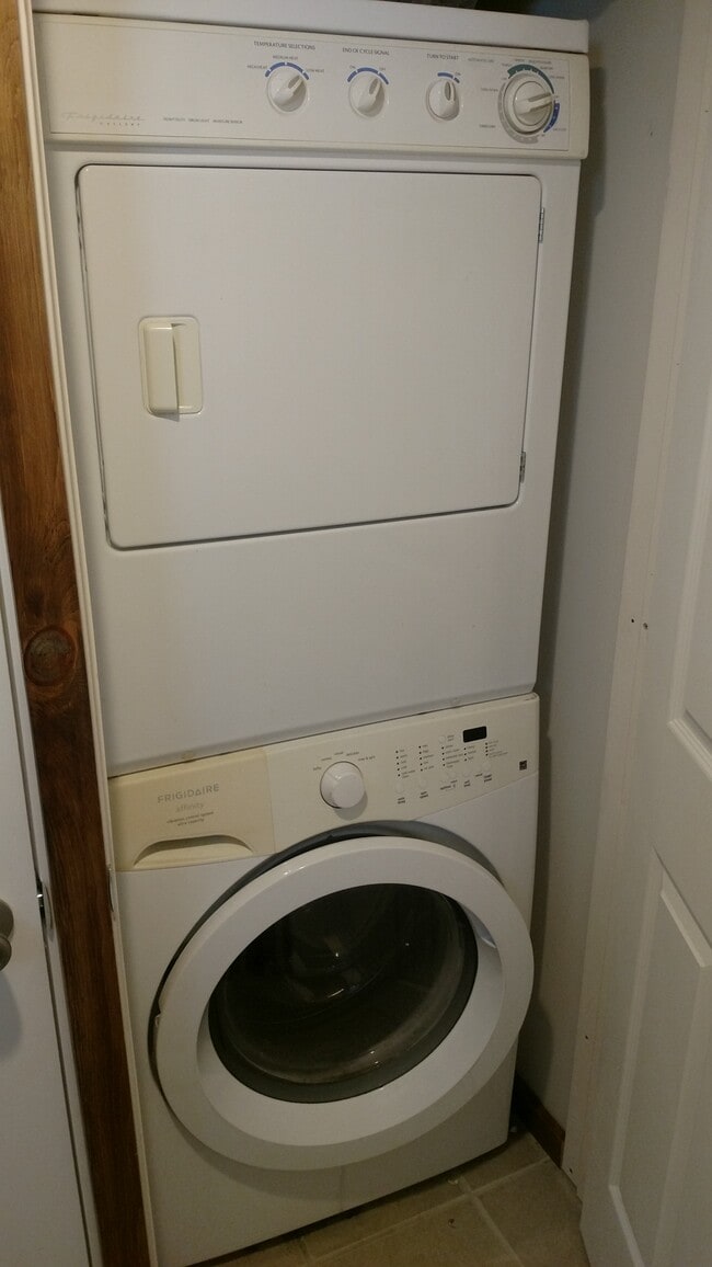 Private Laundry - 419 King Rd E