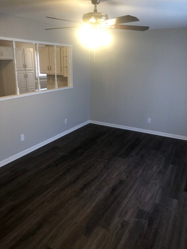 Foto del edificio - 2400 Parkwood- AVAILABLE NOW!