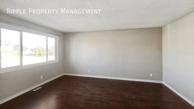 Building Photo - Fantastic 3 Beds, 1.5 Baths TownHouse | 1 ...