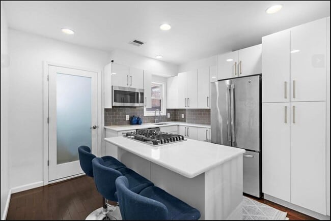 Building Photo - 327 7th St