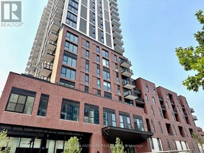 Building Photo - 10 Oak St