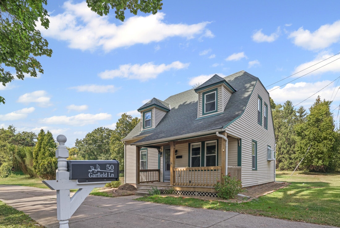 Front view of the cottage - 50 Garfield Ln