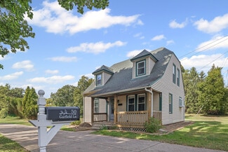 Front view of the cottage - 50 Garfield Ln