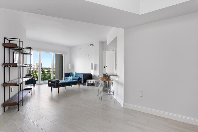 Building Photo - 19900 E Country Club Dr