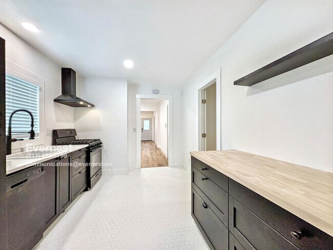 Building Photo - 3046 Guirado St