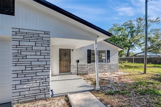 Building Photo - 3127 Oakley Ave S