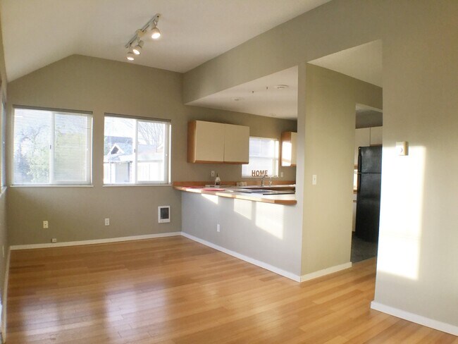 Foto del edificio - LARGE  HOUSE 4 BEDROOMS 2 CAR GARAGE