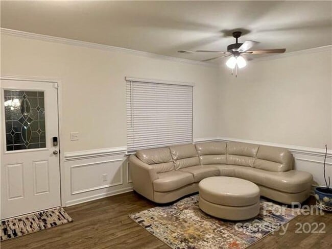 Building Photo - Captivating Single Family Home | 3 BR/2.5BA | 1-Car Covered Parking |In Highland Park