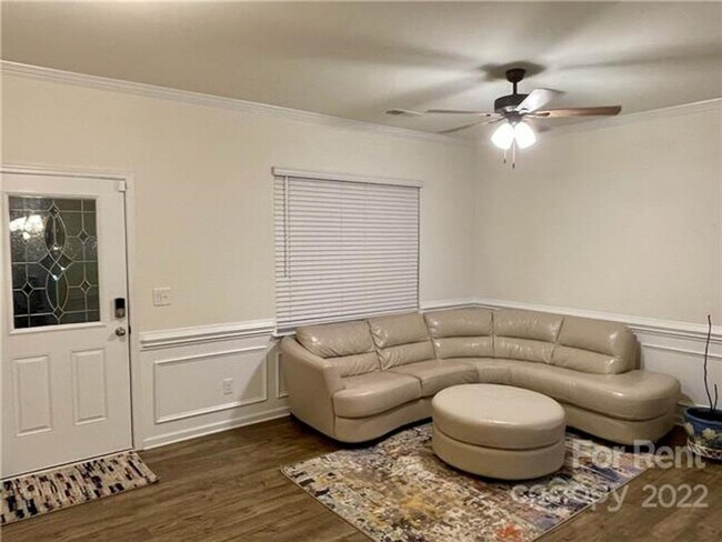 Foto del edificio - Captivating Single Family Home | 3 BR/2.5BA | 1-Car Covered Parking |In Highland Park