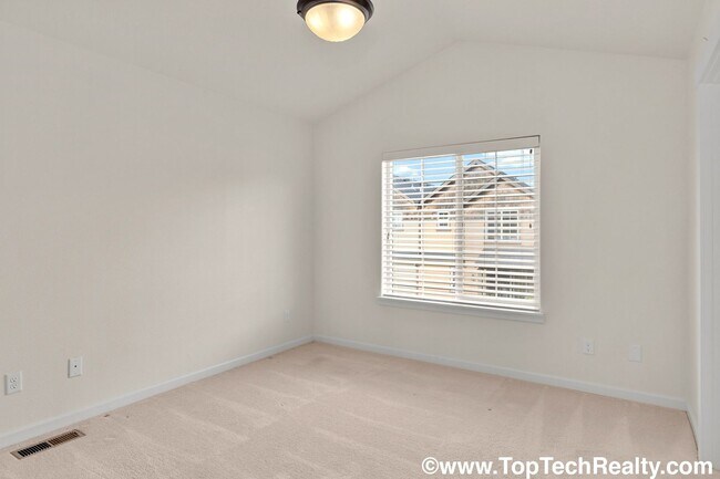 Building Photo - Charming 3 BD* 2.5 BA* Townhome! Excellent...