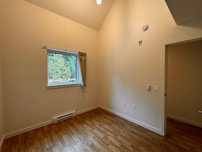 Building Photo - 136 Village Way