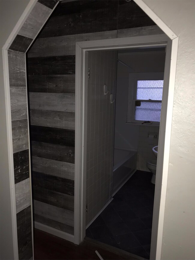 Foto del edificio - 2105 N Rosewood Ave