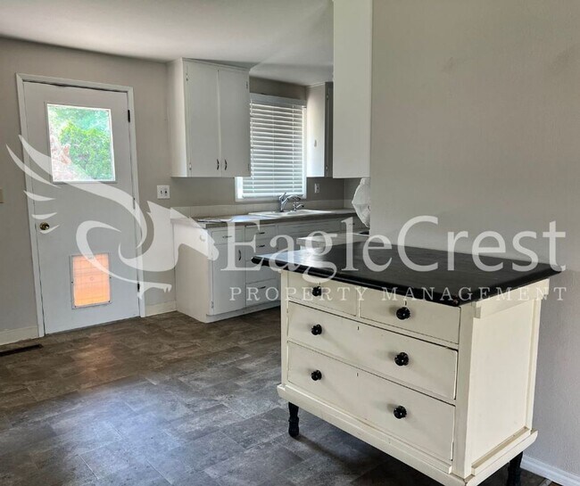 Building Photo - Three Bedroom, One Bath Home with Large Fe...