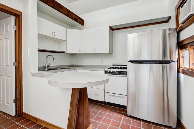 Building Photo - 421 Park Dr