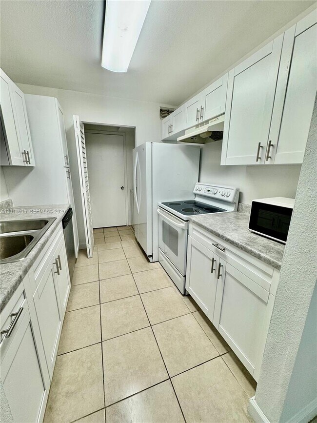 Building Photo - 4044 NW 87th Ave