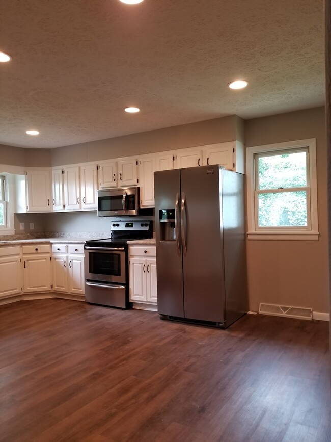 Building Photo - ***AVAILABLE April 2025*** 3 BED W 2 CAR G...