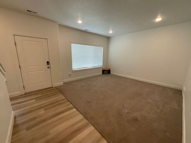 Foto del edificio - 4 Bedroom 3 Bath 2200 Sq ft Home 2 Car Garage.
