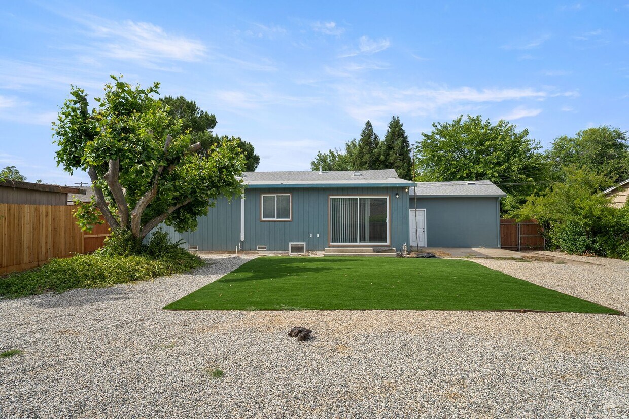 Foto principal - Charming 3 Bedroom 2 Bath Home in Carmichael