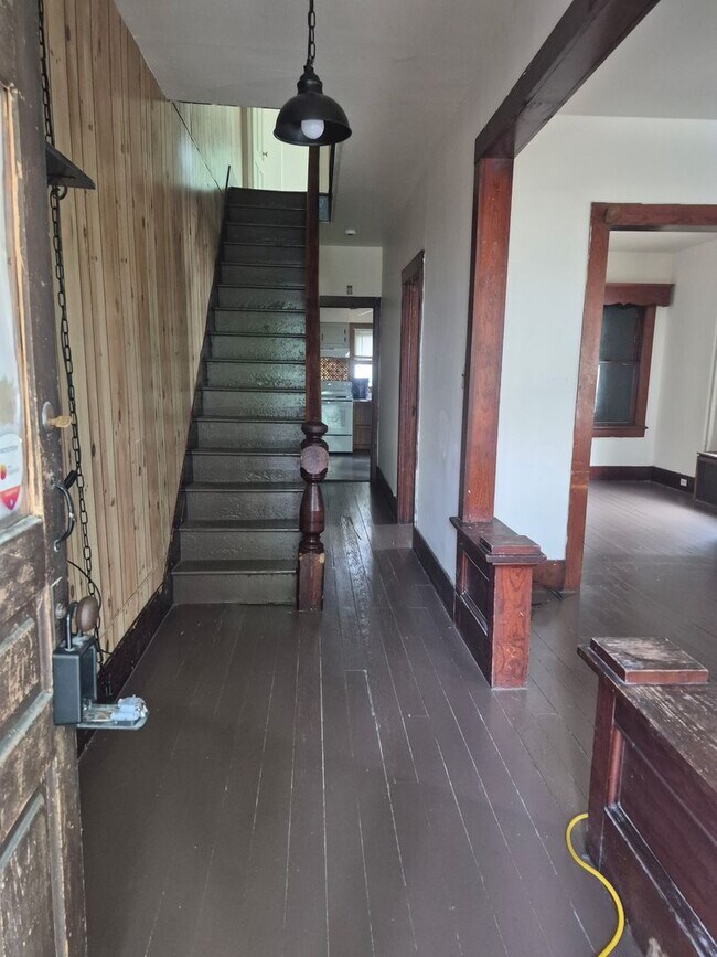 Building Photo - Large 3/4 Bedroom 1/2 Duplex in Stroudsburg borough!