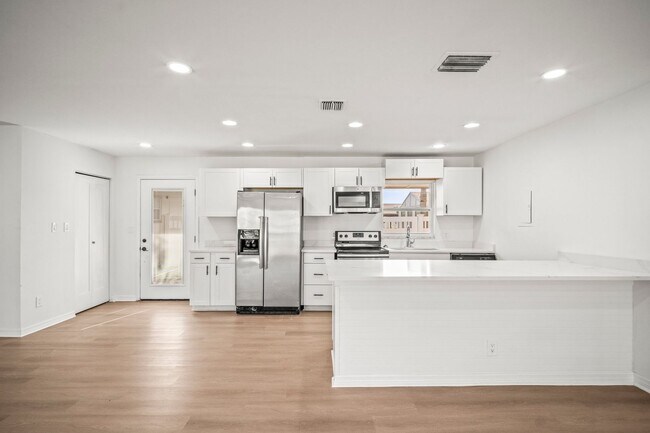 Building Photo - Fully Renovated 3 Beds 2 baths condo off Mcgregor - Fort Myers