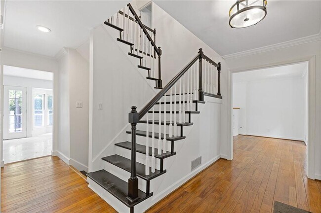 Foto del edificio - 2328 Defoors Ferry Rd NW