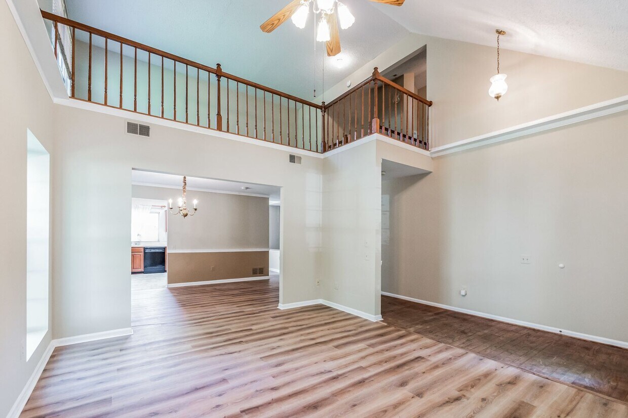 Primary Photo - Welcome home to this bright and airy 3Bd/2...