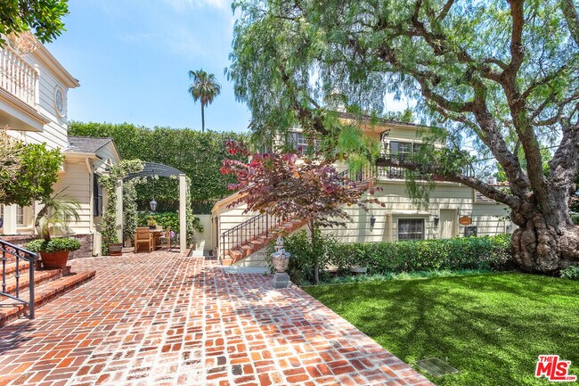 Building Photo - 612 Alta Dr