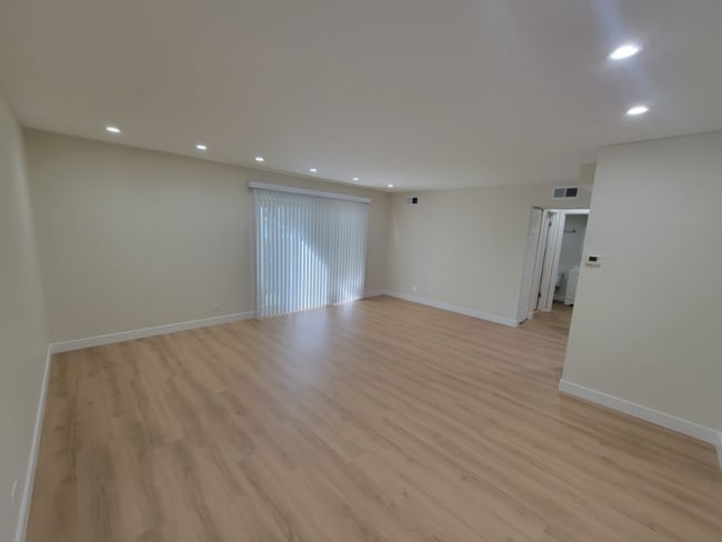 Foto del edificio - 700 Perrie Dr