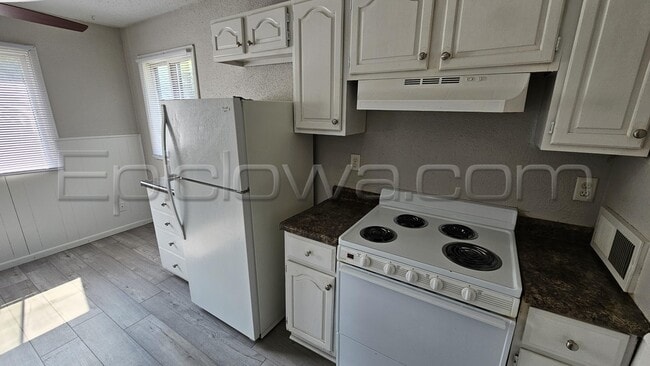 Building Photo - 1224 O Ave Pl NE
