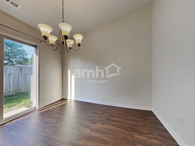 Foto del edificio - 329 Bent Stream Ln