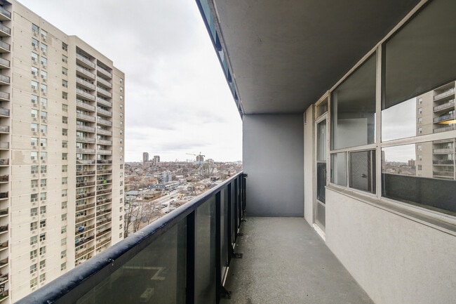 Building Photo - 370 Ridelle Ave