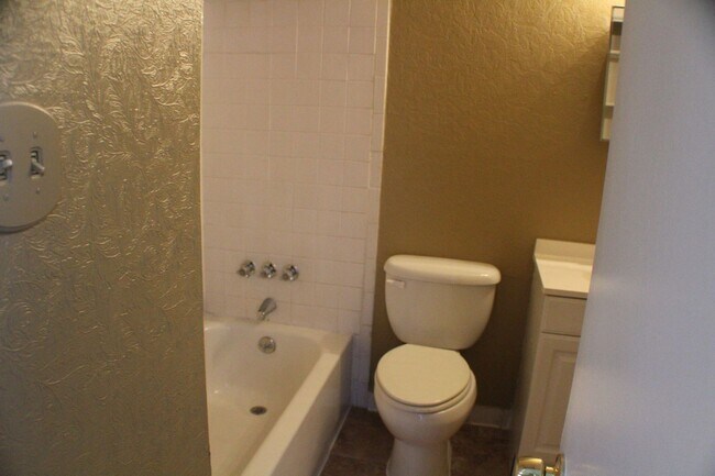 Building Photo - Cute 3BR 2 Bath