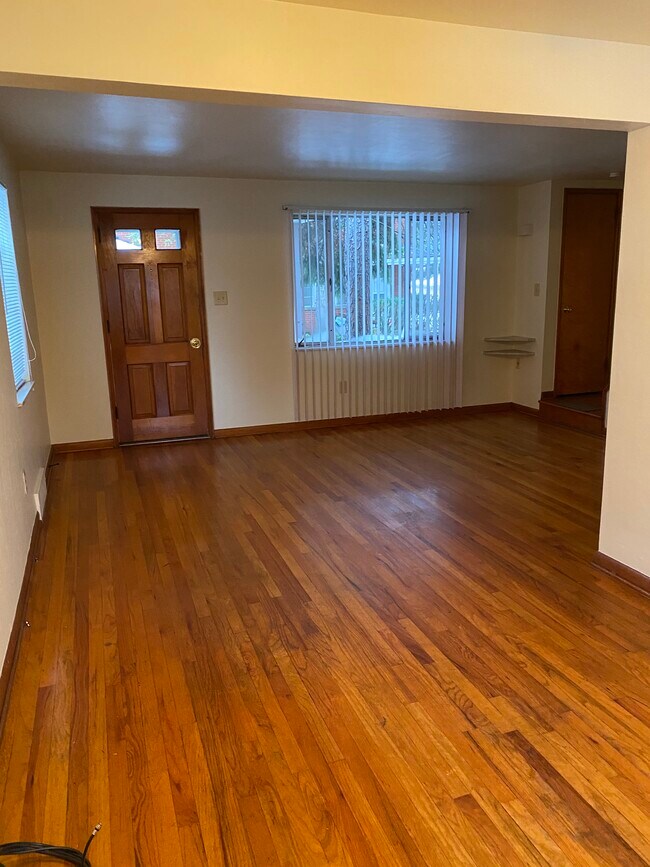 Door to court - nice hardwood floors - 9 Sharon Ct