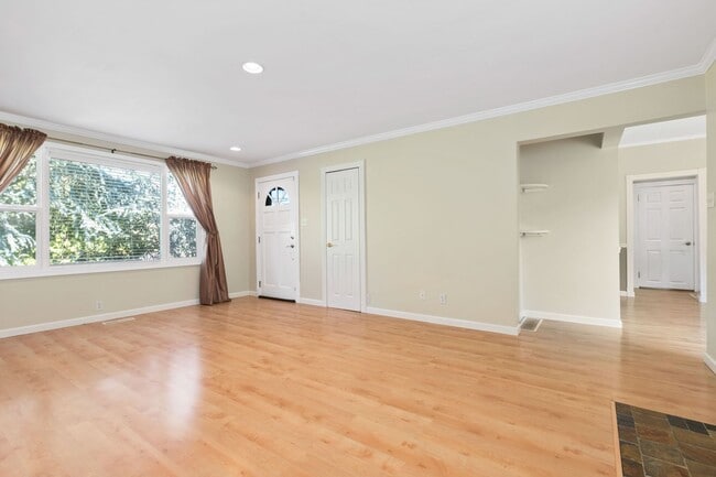 Building Photo - 3bd/2ba Seattle Home