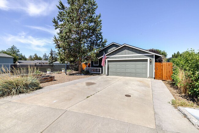 Building Photo - SW Redmond Home For Rent | 3 Bed 2 Bath | Large Lot | Attached Garage