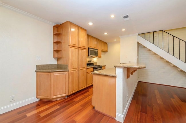 Building Photo - Pleasanton 2BD Townhouse w/ Granite Kitchen, Plank Floors, Community Amenities & Top Schools