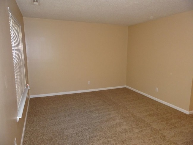Building Photo - Two Level Townhome in Grand Lakes