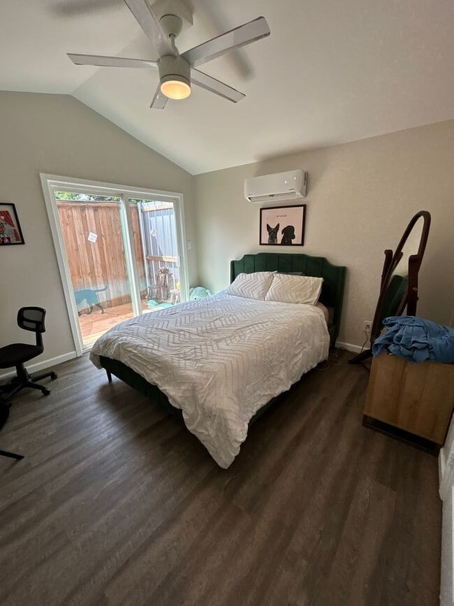 Building Photo - Peaceful 1br/1bath with small yard!