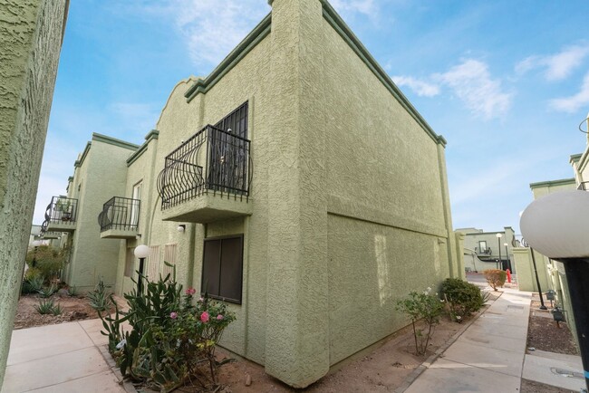 Foto del edificio - Charming two story townhome with all of th...