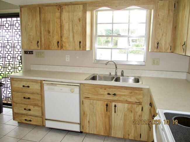 Building Photo - Spacious 2BR/2BA Townhouse – 1,550 Sq. Ft....