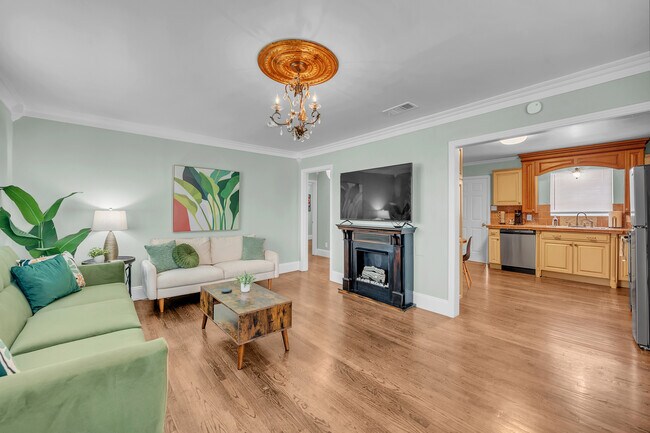 Amplia sala de estar amueblada con Smart TV, WiFi rápido y configuración compatible con Samsung. - 2301 North Dr