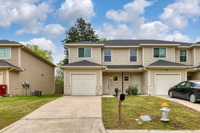 Foto del edificio - AVAILABLE NOW! 3 BEDROOM TRIPLEX LOCATED IN BONHAM, TEXAS!