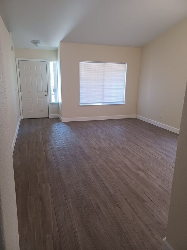 Building Photo - 4 Bd 2 bath