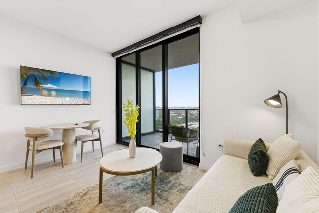 Foto del edificio - 7144 Byron Ave