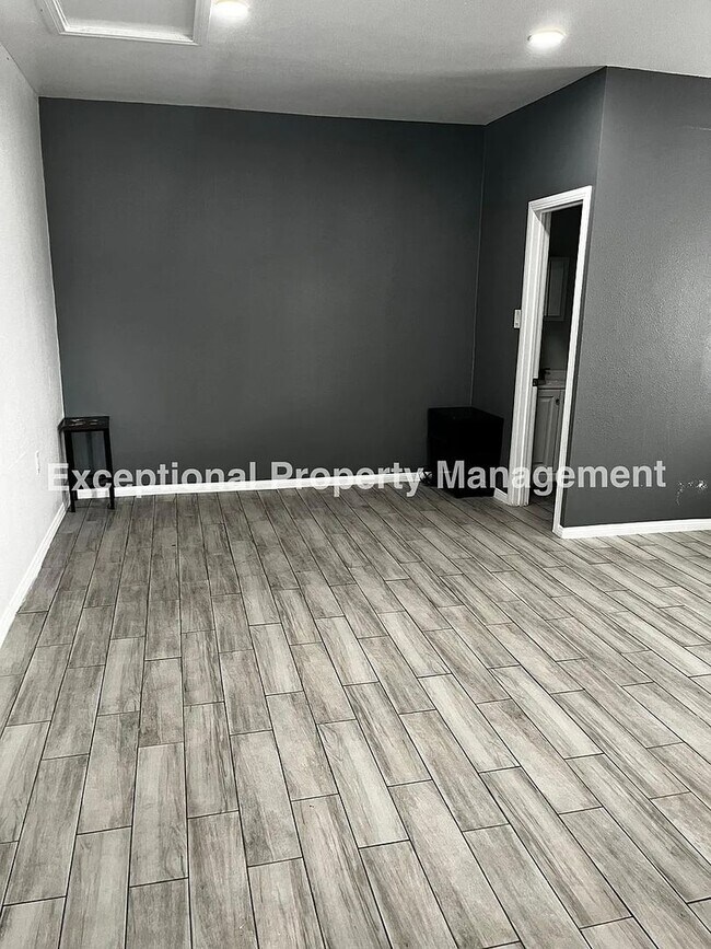 Foto del edificio - 8047 Laurel Ave