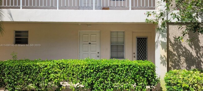 Building Photo - 2851 S Palm Aire Dr