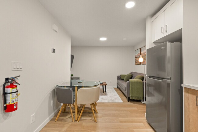 Building Photo - 84 Rowmont Vw NW