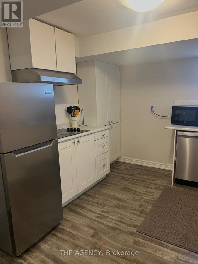 Building Photo - 4206 Bloor St W