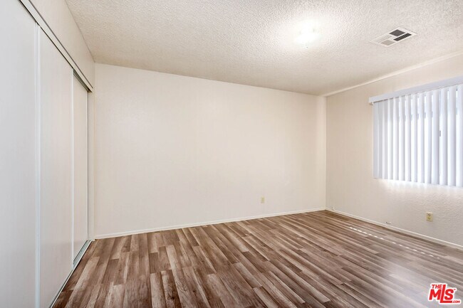 Building Photo - 550 E Ave H 14
